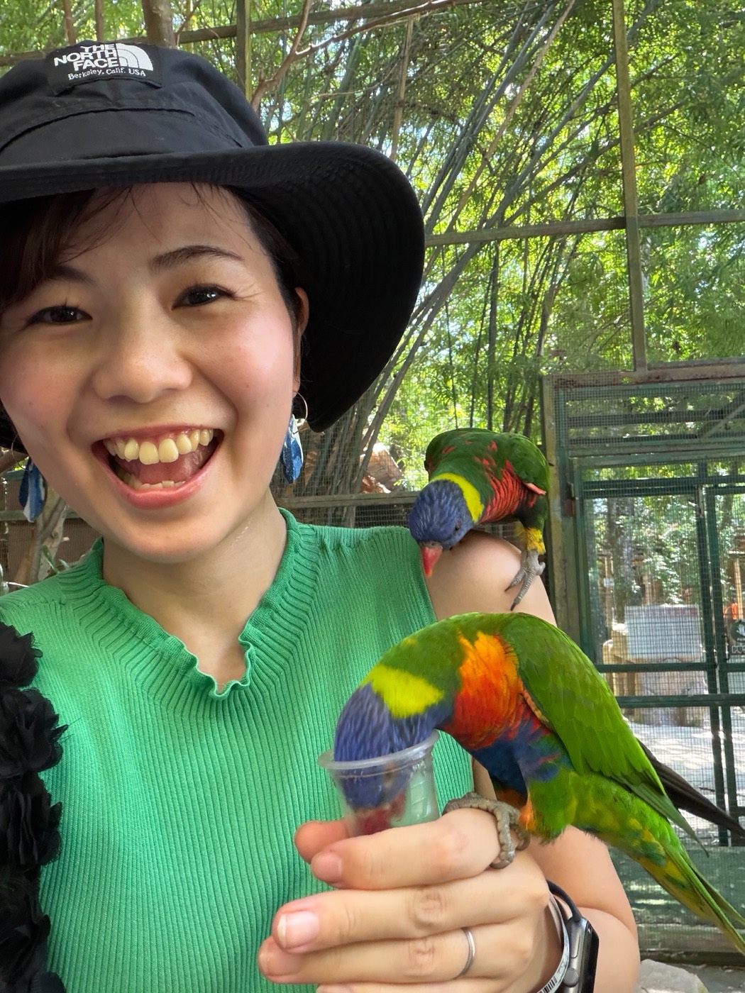 インコを手に乗せて笑うみはる
